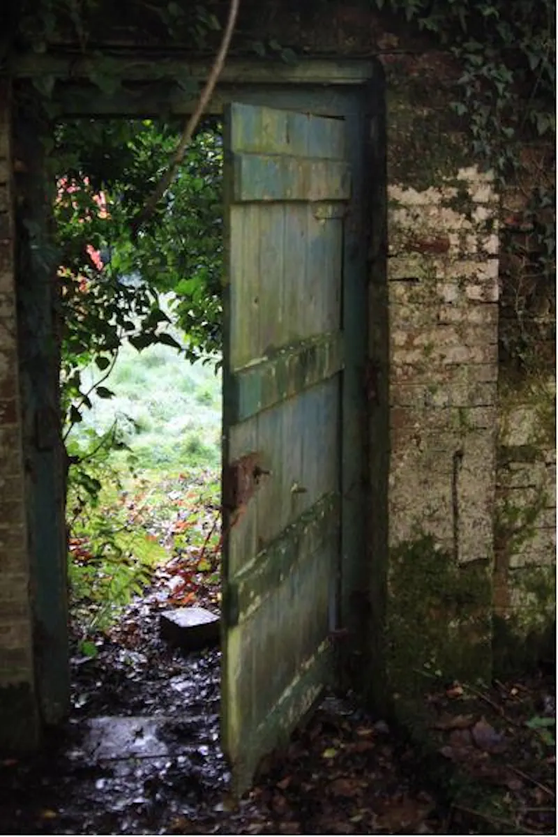 Gate at Authentic Petersfield house, A1243 (photo 56)