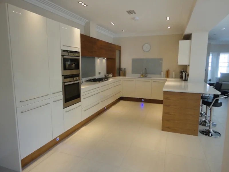 Kitchen at Film location D2037 in Middlesex (photo 6)