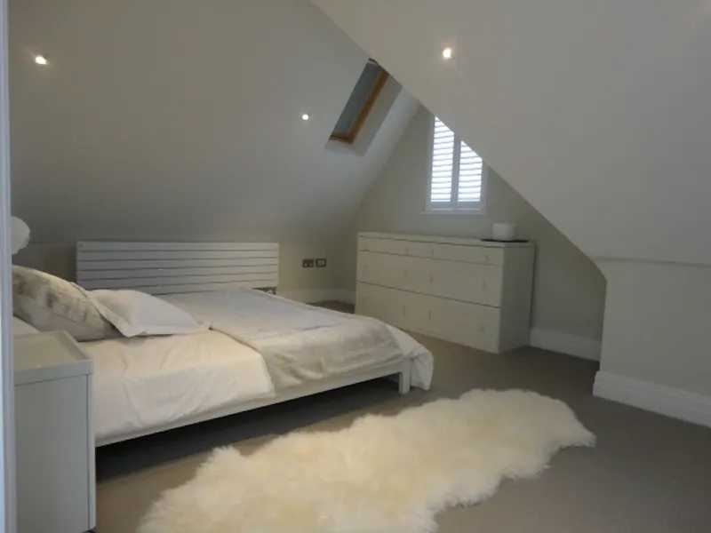Bedroom at Film location D2037 in Middlesex (photo 16)