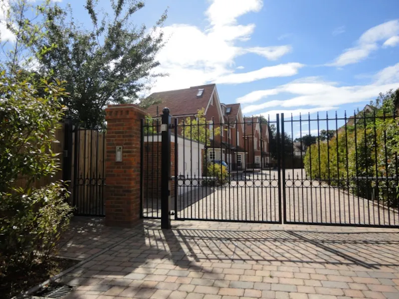 Gate at Film location D2037 in Middlesex (photo 17)