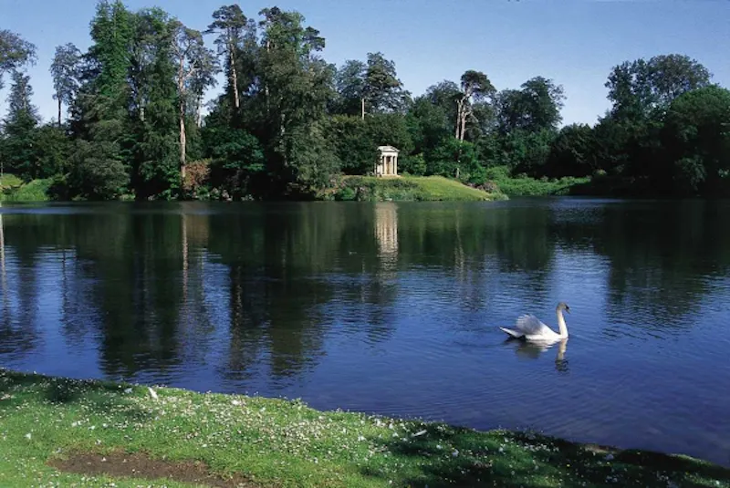 Lake at Calne country house & gardens, A45 (photo 26)