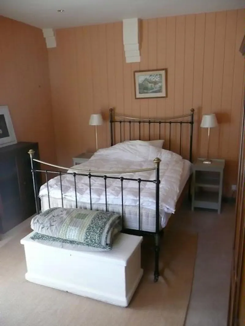 Bedroom at Historic Chalk Valley rural farm, M271 (photo 7)