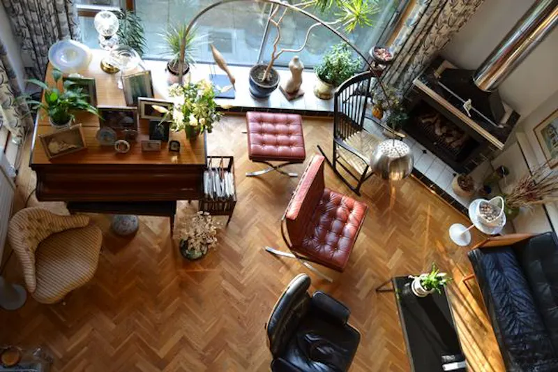 Piano at Film location D2038 in London (photo 7)