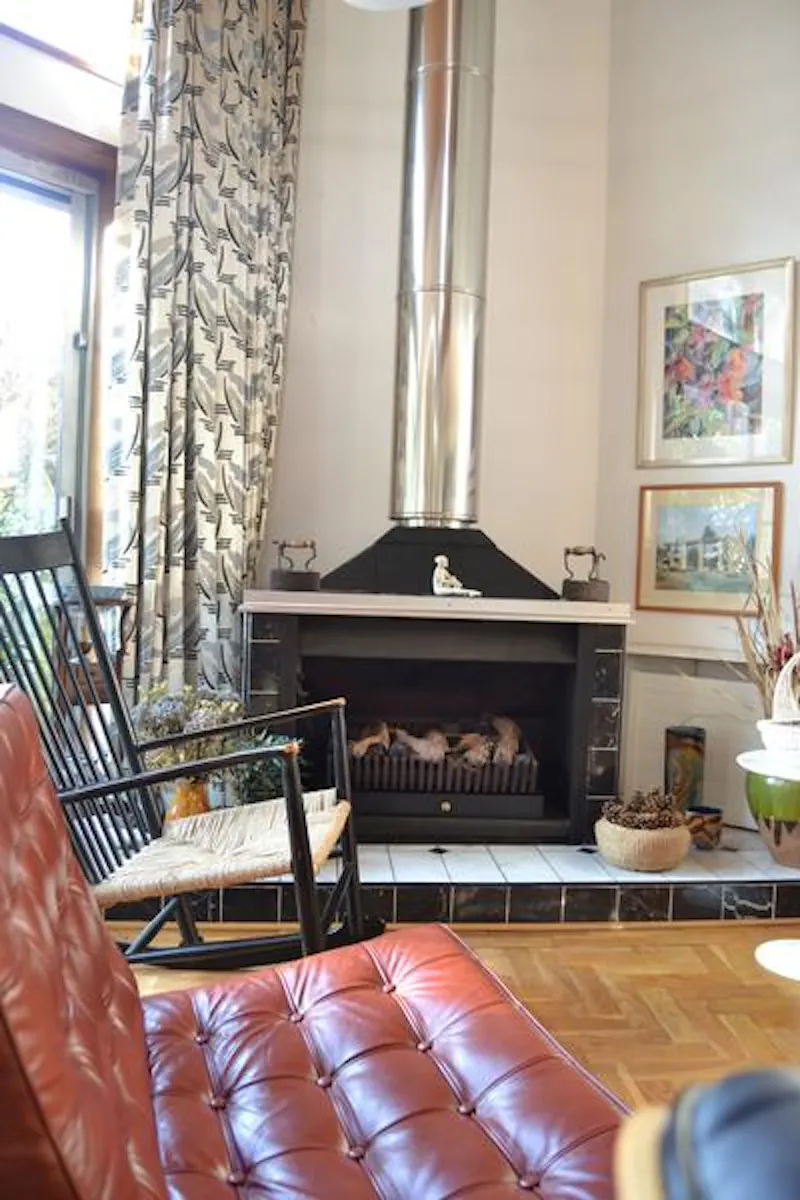 Fireplace at Film location D2038 in London (photo 9)
