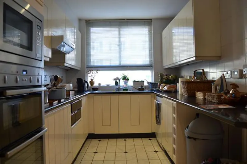 Kitchen at Film location D2038 in London (photo 14)