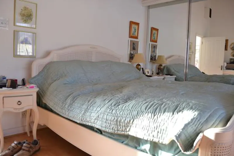 Bedroom at Film location D2038 in London (photo 19)