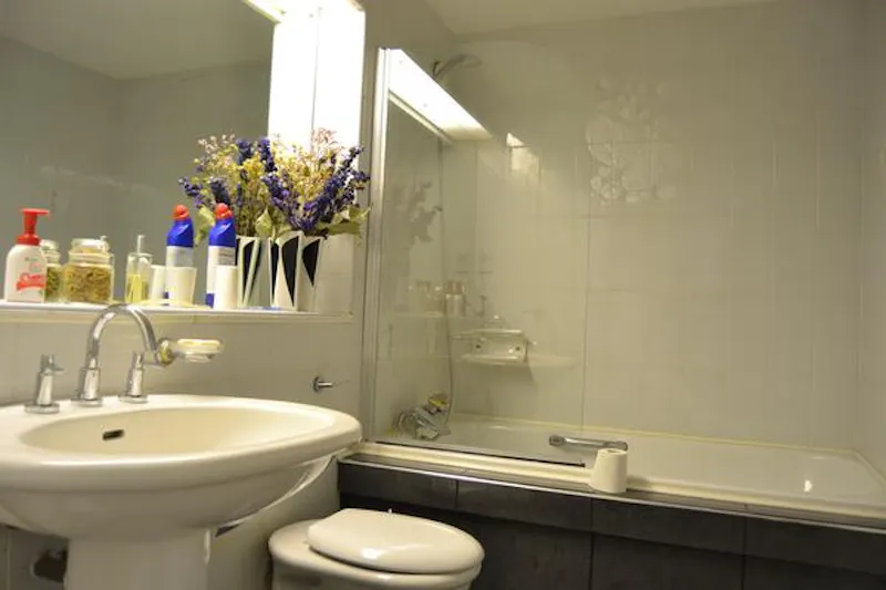 Bathroom at Film location D2038 in London (photo 20)