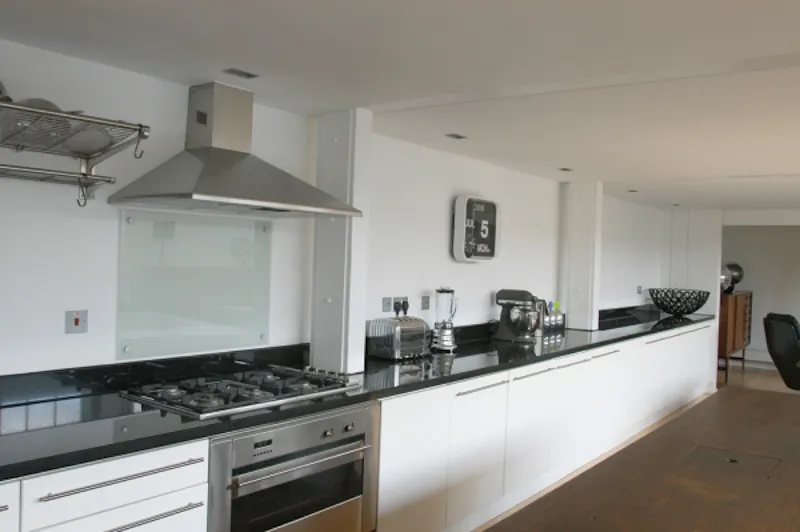 Kitchen at Waterloo penthouse in old school , F980 (photo 10)