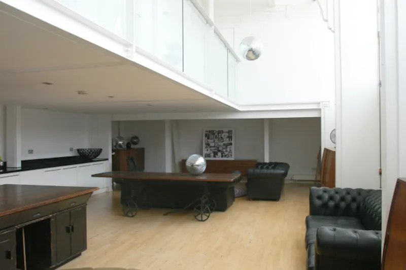 Living Room at Waterloo penthouse in old school , F980 (photo 11)