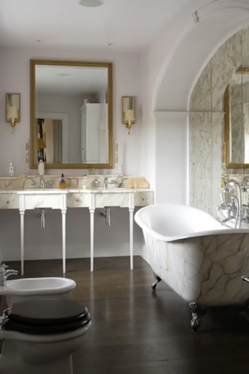 Bathroom at Film location D2039 in Hampshire (photo 17)