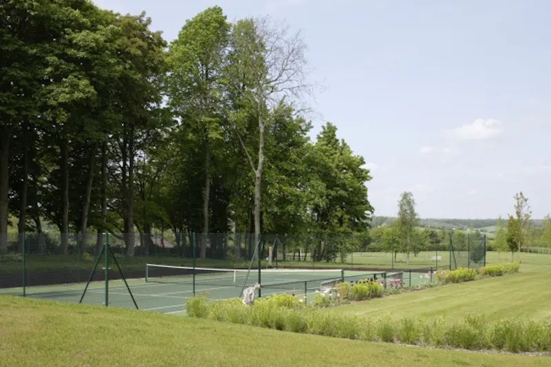Tennis court at Film location D2039 in Hampshire (photo 30)