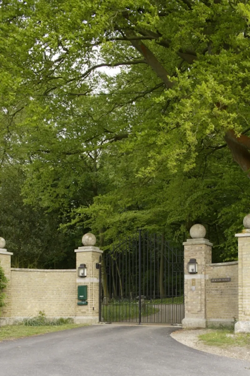Gate at Film location D2039 in Hampshire (photo 40)