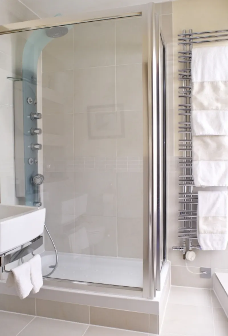 Shower at Film location D2040 in Essex (photo 23)