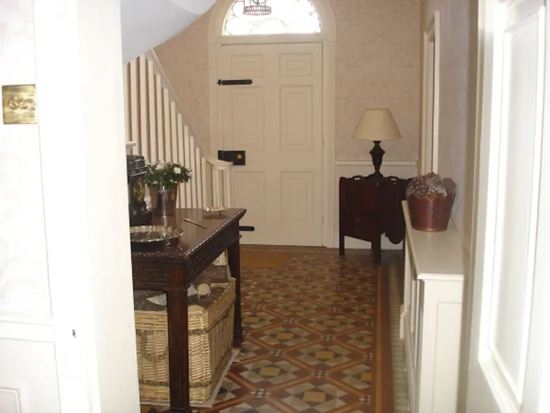 Entrance hall at Georgian grange in York, A1238 (photo 2)