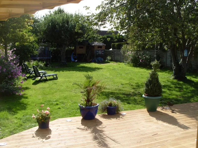 Garden at Suburban home in Shepperton, D2042 (photo 16)