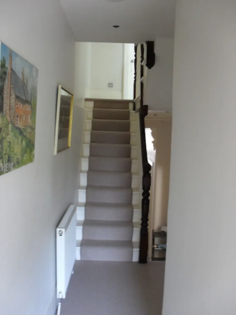Entrance hall at Film location B1536 in London (photo 2)