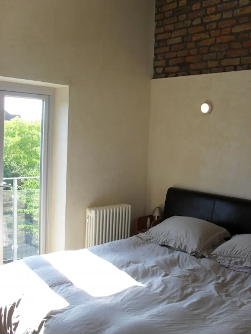 Bedroom at Film location B1536 in London (photo 13)