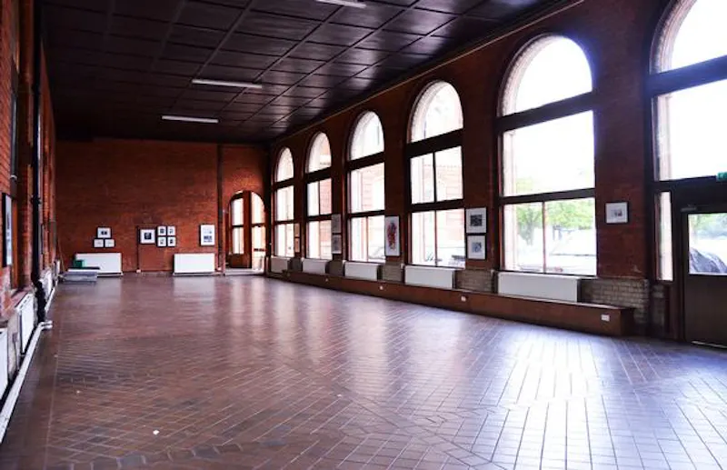Gallery at Traditional public school, J008 (photo 2)