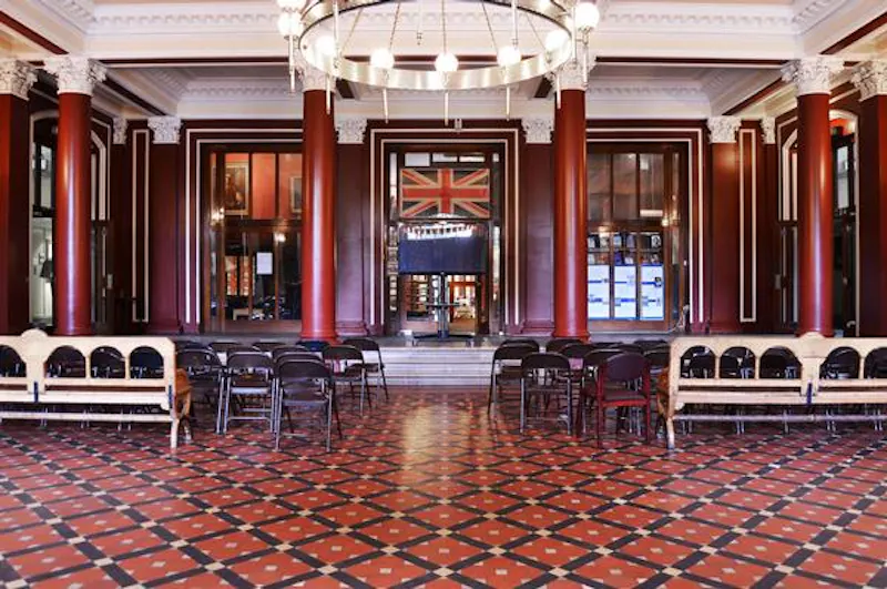 Entrance hall at Traditional public school, J008 (photo 7)