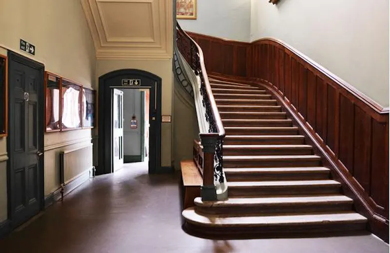 Staircase at Traditional public school, J008 (photo 8)