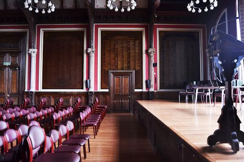 Stage at Traditional public school, J008 (photo 10)