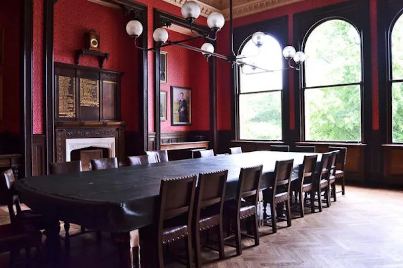 Boardroom at Traditional public school, J008 (photo 25)