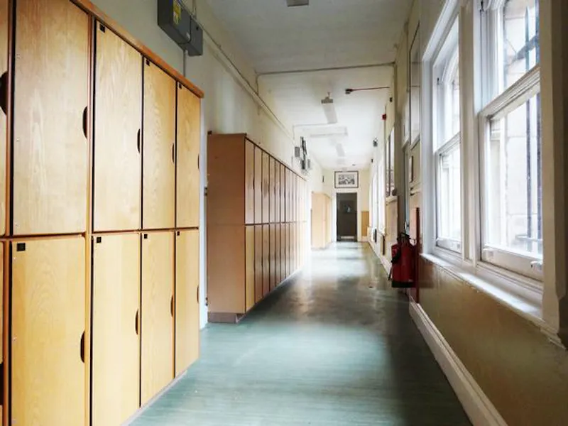 Corridor at Traditional public school, J008 (photo 30)