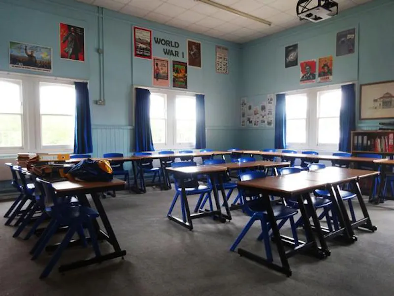 Classroom at Traditional public school, J008 (photo 31)
