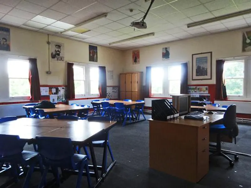 Traditional public school, J008 (photo 32)