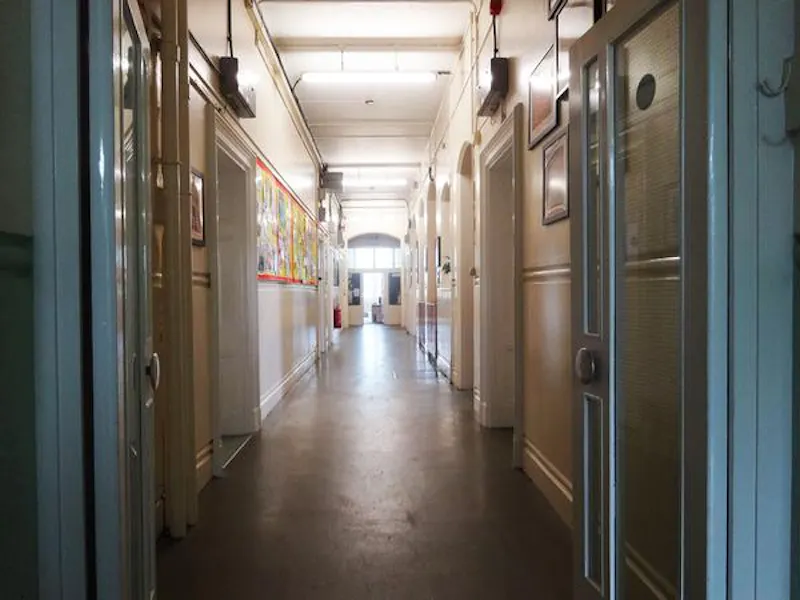 Corridor at Traditional public school, J008 (photo 33)