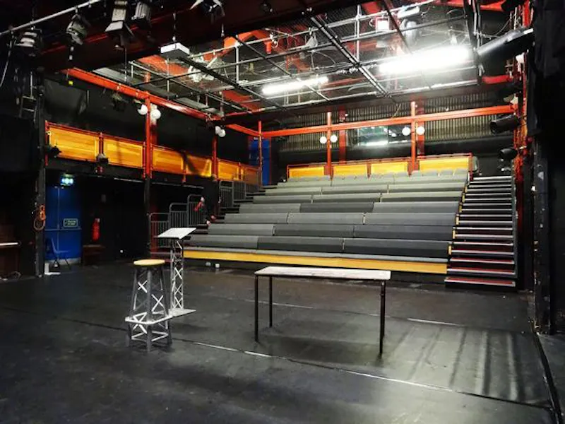 Stage at Traditional public school, J008 (photo 40)