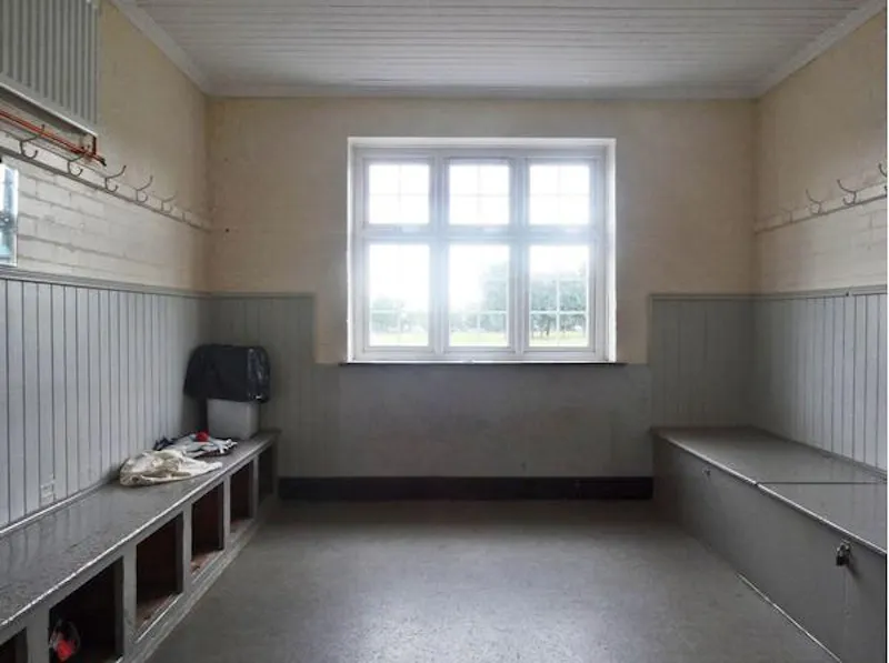 Changing rooms at Traditional public school, J008 (photo 52)