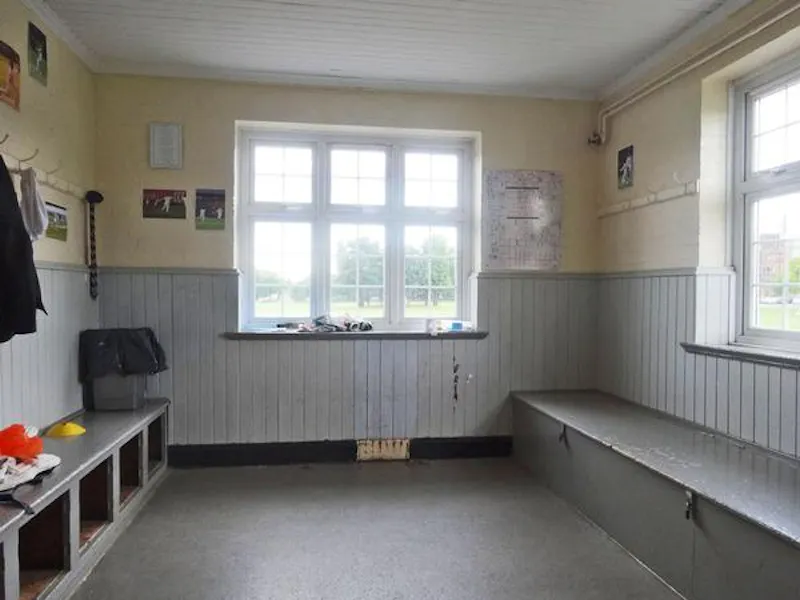 Traditional public school, J008 (photo 53)