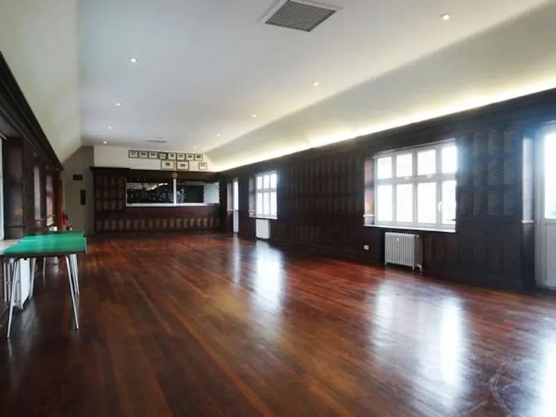 Bar at Traditional public school, J008 (photo 54)