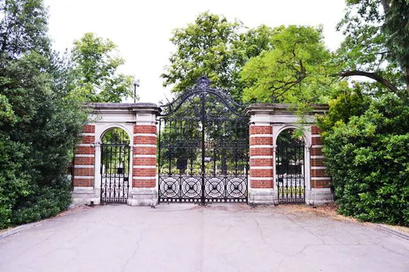 Gate at Traditional public school, J008 (photo 62)