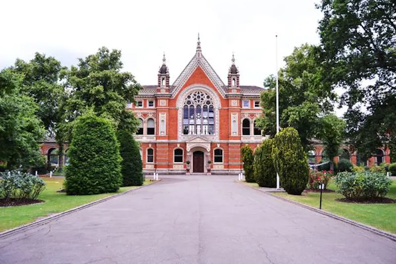 Driveway at Traditional public school, J008 (photo 63)