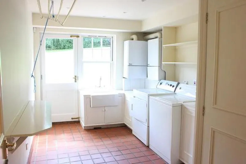 Utility room at American style Esher house, D797 (photo 40)