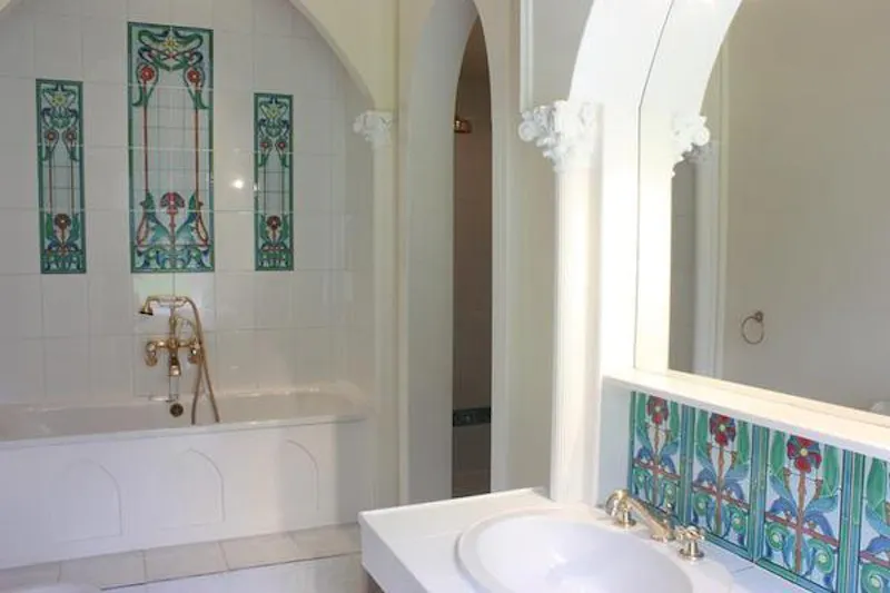 Bath at American style Esher house, D797 (photo 41)