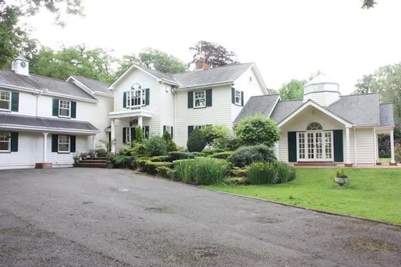 Driveway at American style Esher house, D797 (photo 64)