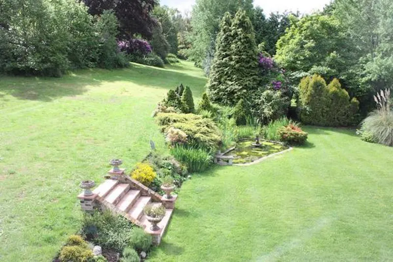 Garden at American style Esher house, D797 (photo 82)