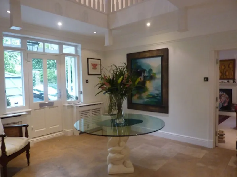 Entrance hall at Film location D2044 in Surrey (photo 2)