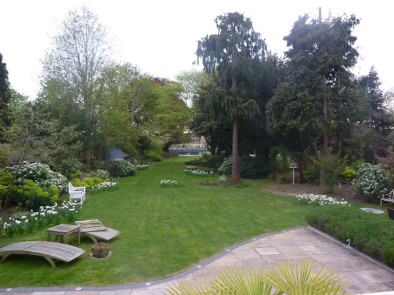 Garden at Film location D2044 in Surrey (photo 15)