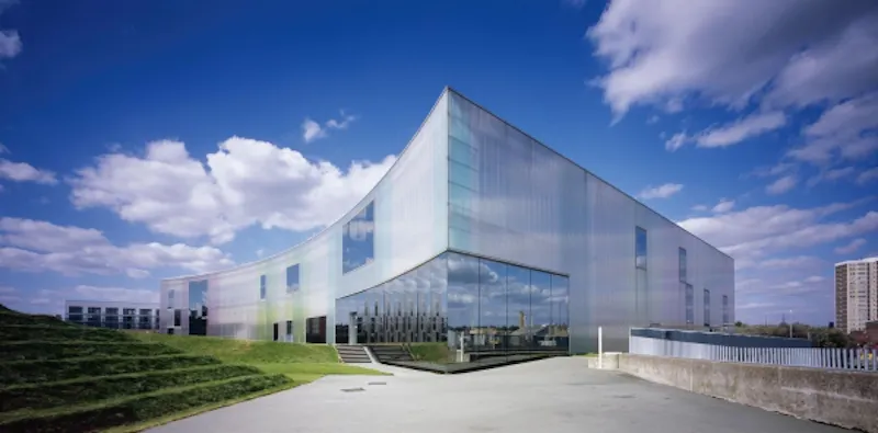 Glass at Modern Greenwich dance complex, V146 (photo 1)