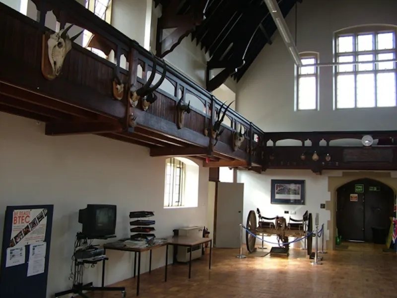 Entrance hall at Film location J4 in Surrey (photo 2)