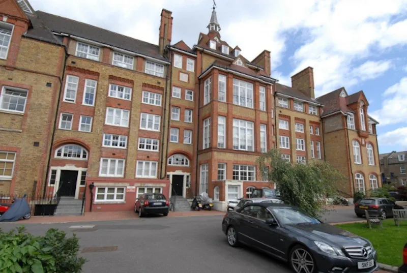 Driveway at Clapham mezzanine apartment, F982 (photo 1)