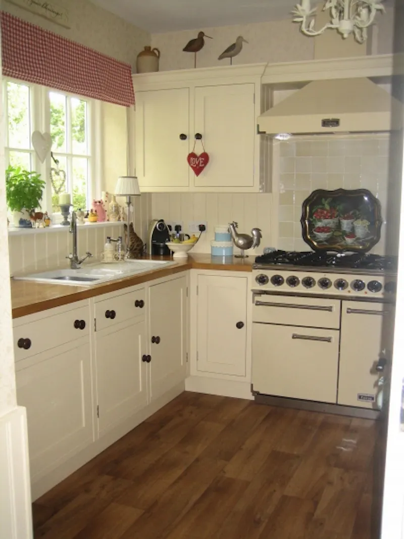 Kitchen at Film location D2046 in Kent (photo 8)
