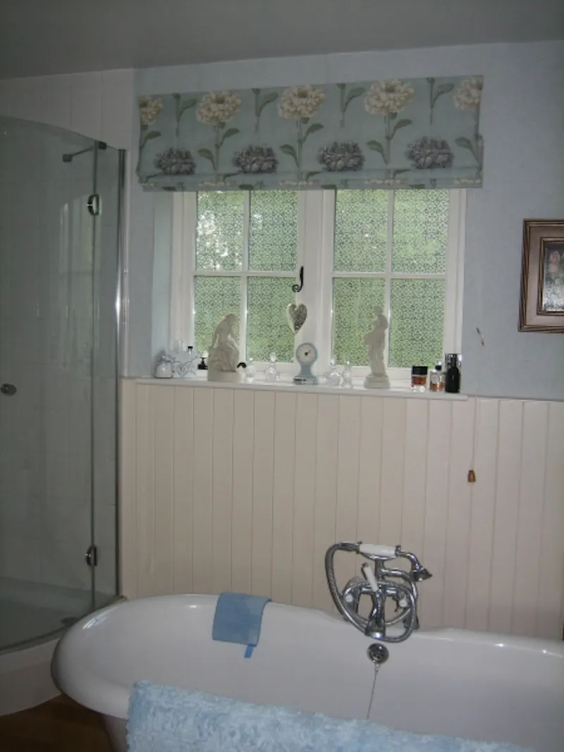 Bathroom at Film location D2046 in Kent (photo 34)