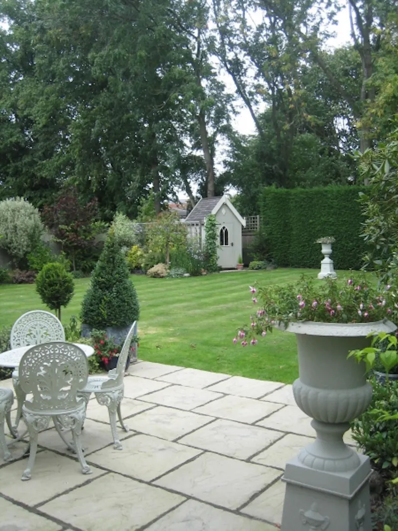 Garden at Film location D2046 in Kent (photo 39)