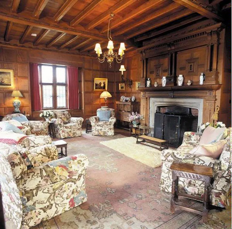 Living Room at Salisbury Tudor manor house, M272 (photo 5)