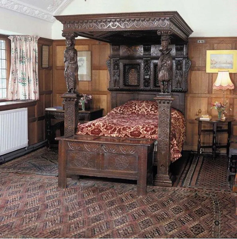 Bedroom at Salisbury Tudor manor house, M272 (photo 12)